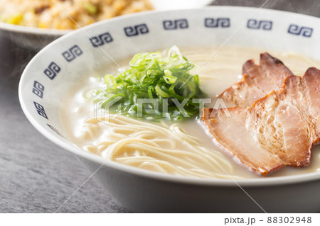 湯気が上がる、シズル感のある豚骨ラーメン 88302948