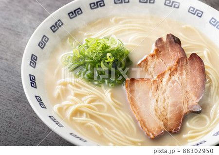 湯気が上がる、シズル感のある豚骨ラーメン 湯気が上がる、シズル感のある豚骨ラーメン 88302950