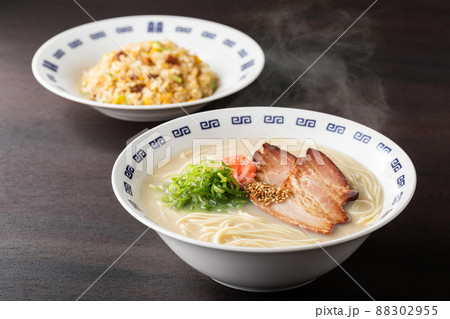 湯気が上がる、シズル感のある豚骨ラーメン 88302955