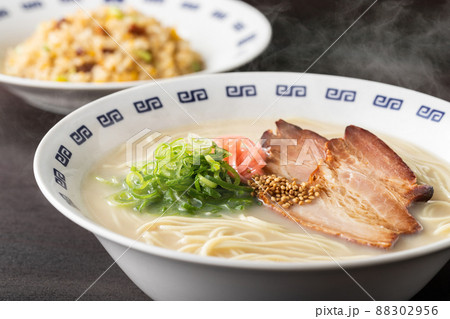 湯気が上がる、シズル感のある豚骨ラーメン 88302956