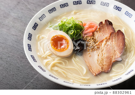 湯気が上がる、シズル感のある豚骨ラーメン 湯気が上がる、シズル感のある豚骨ラーメン 88302961