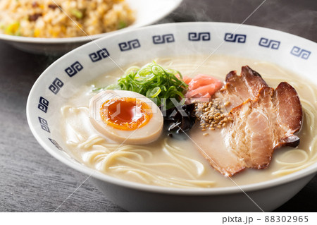 湯気が上がる、シズル感のある豚骨ラーメン 湯気が上がる、シズル感のある豚骨ラーメン 88302965