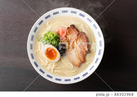 湯気が上がる、シズル感のある豚骨ラーメン 88302968