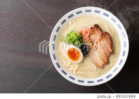 湯気が上がる、シズル感のある豚骨ラーメン 88302969