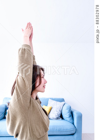 自宅でヨガレッスンを受講する若い女性 88302978