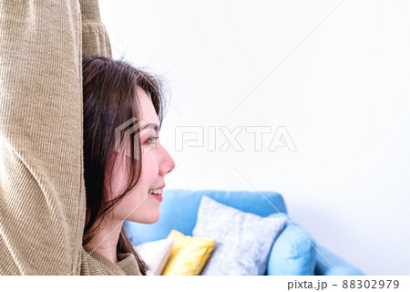 自宅でヨガレッスンを受講する若い女性 88302979
