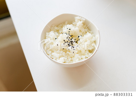 Plain rice with black sesame in a white plastic cup 88303331