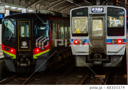特急うずしお(キハ2700系)と6000系 夜の高松駅 特急うずしお(キハ2700系)と6000系 夜の高松駅 88303374