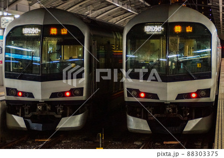 225系快速マリンライナー(瀬戸大橋線)夜の高松駅 225系快速マリンライナー(瀬戸大橋線)夜の高松駅 88303375