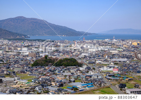 福井県敦賀市の街並み　衣掛山からの眺望 88303647