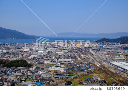 福井県敦賀市の街並み　衣掛山からの眺望 88303649