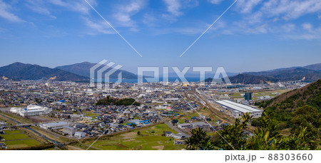 福井県敦賀市の街並み　衣掛山からの眺望 88303660