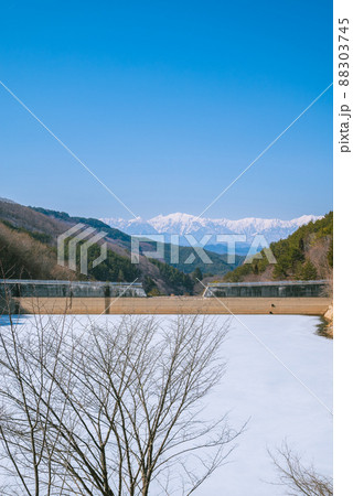 東条ダムと北アルプス【東筑摩郡筑北村】 88303745