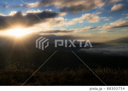 高ボッチ山頂から見る日の出と富士山と諏訪湖を隠す雲 88303754