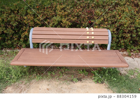日本の公園の健康器具　背伸ばしベンチ 88304159