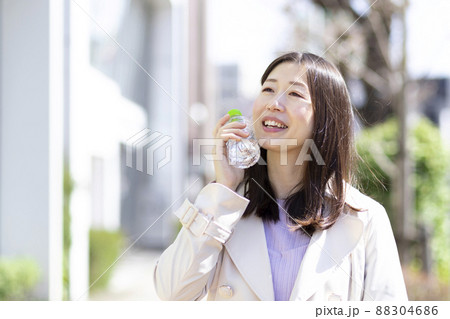 散歩中水を持っている女性 散歩中水を持っている女性 88304686