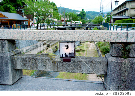 【島根】初夏の松江　玉湯川と橋の灯篭 88305095