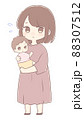 女の子の赤ちゃんとママ　不安そうな表情 88307512