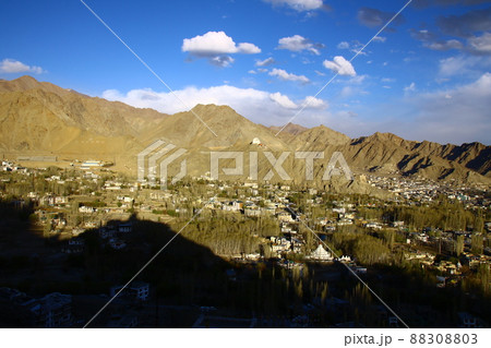 チベット文化の残るインド北部の山奥にて 88308803