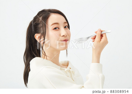 フォークで食事をする女性 88308954