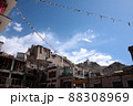 山の街とたなびく旗タルチョ 88308969