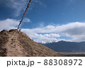 山頂にたなびく旗タルチョ 88308972