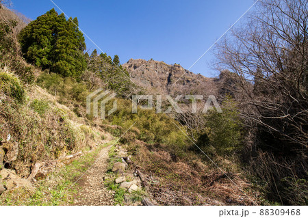 大円地山荘付近から見上げる奥久慈男体山南面(早春) 大円地山荘付近から見上げる奥久慈男体山南面(早春) 88309468