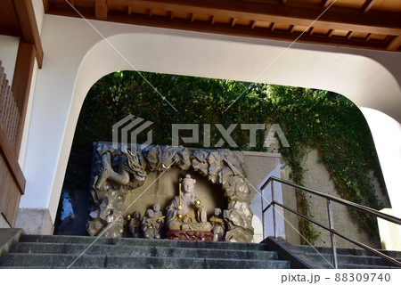 神奈川県藤沢市　江の島　江島神社瑞心門前と弁財天像と童子像 88309740