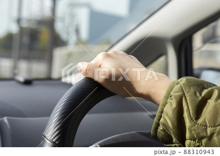 ハンドルを握る女性の手元 ハンドルを握る女性の手元 88310943