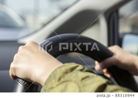 ハンドルを握る女性の手元 ハンドルを握る女性の手元 88310944