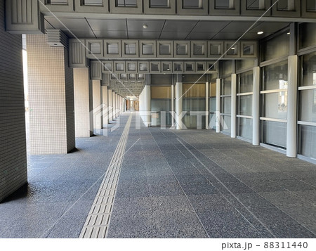 雨の日も安心の屋根付き歩行者専用通路 88311440