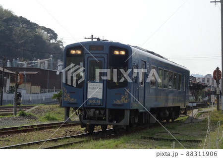 天竜浜名湖鉄道　天竜二俣駅　発車する列車 88311906
