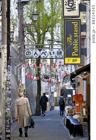 日本の東京都市景観 4月1日。まん延防止は解除されているが…奥は「のんべい横丁」=4月1日 日本の東京都市景観 4月1日。まん延防止は解除されているが…奥は「のんべい横丁」=4月1日 88314345