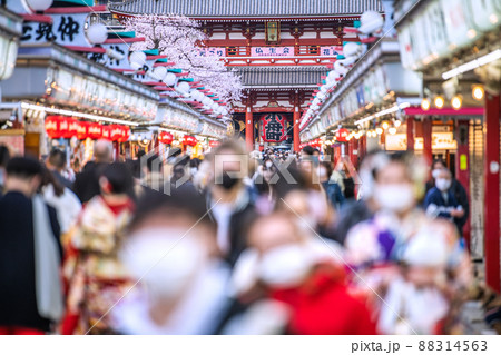 日本の東京都市景観 4月1日・コロナ禍前のような賑わいをみせる浅草寺。桜が満開＝1日 88314563