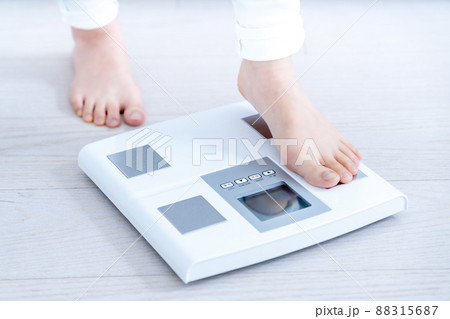 体重計にのる女性の足元【パーツカット】 88315687