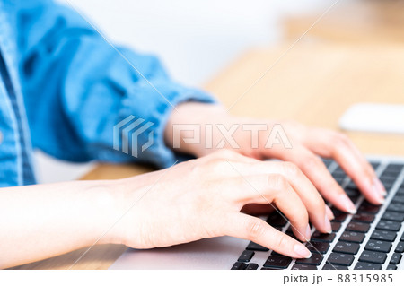 ノートパソコンを使う女性の手元【パーツカット】 ノートパソコンを使う女性の手元【パーツカット】 88315985