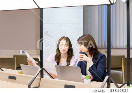 シェアオフィスでミーティングする若い女性 シェアオフィスでミーティングする若い女性 88316332