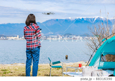 ドローンを操縦する女性 ドローンを操縦する女性 88316390