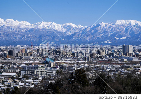 立山あおぐ特等席呉羽山から冠雪の立山連峰と浄土山、一ノ瀬、龍王岳、 鬼岳から薬師岳富山市街地見渡す 88316933