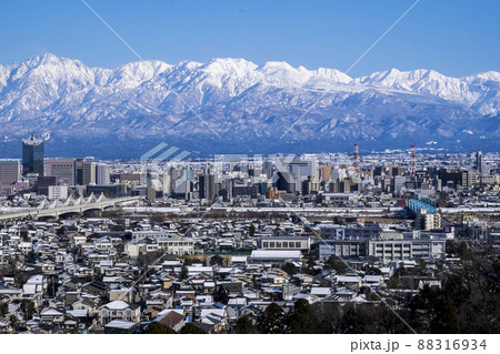 立山あおぐ特呉羽山から冠雪の立山連峰と剱岳 雄山、浄土山、一ノ瀬、 龍王岳、 鬼岳と富山市街地見渡す 88316934