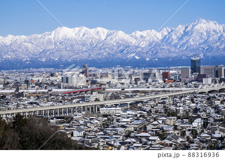 立山あおぐ特等席呉羽山から冠雪の剱岳と毛勝三山と富山市街地見渡す 88316936
