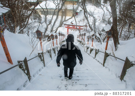 冬の晴れた日の神社 冬の晴れた日の神社 88317201