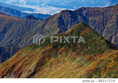 越後駒ヶ岳稜線から見る紅葉のグシガハナ 越後駒ヶ岳稜線から見る紅葉のグシガハナ 88317254