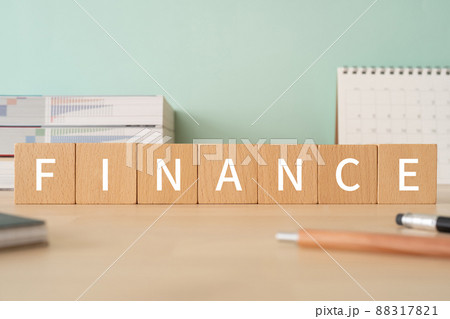 ファイナンスのイメージ|「FINANCE」と書かれた積み木が置かれたデスク ファイナンスのイメージ|「FINANCE」と書かれた積み木が置かれたデスク 88317821