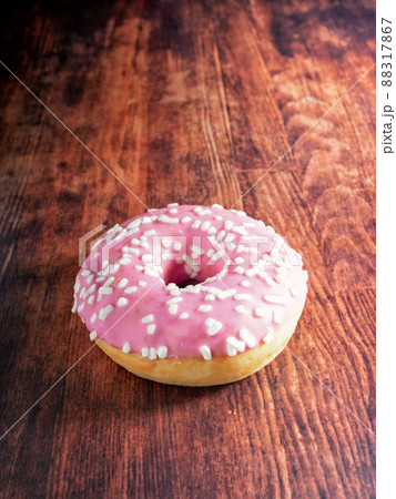 The doughnuts are freshly baked on a beautiful background. 88317867