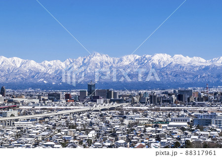 立山あおぐ特呉羽山展望台から劔岳、立山連峰 雄山、浄土山、一ノ瀬、 龍王岳、 鬼岳仰ぐ富山市の雪景色 88317961