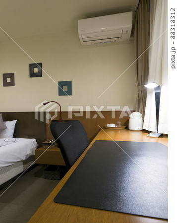 ビジネスホテルの客室  88318312