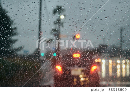 雨で濡れた車のフロントガラス　梅雨イメージ 88318609