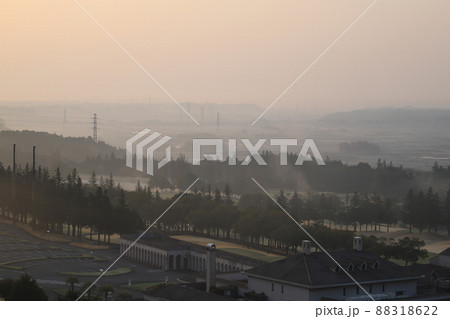 あさもやに霞む茨城県風景 88318622