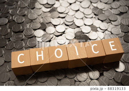 選択のイメージ｜「CHOICE」と書かれた積み木とコイン 88319133